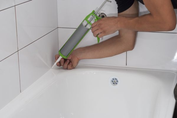 Cost of Tub Recaulking in Broomfield