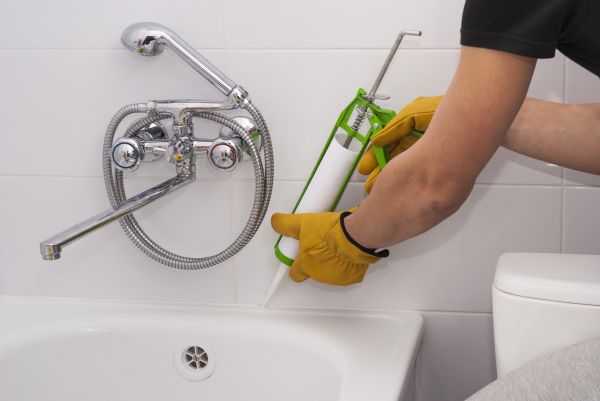 Cost of Bathtub Caulking in Broomfield